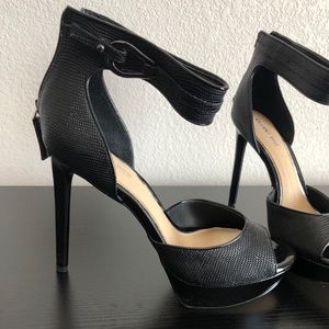 Gianni Bini Kingslee black platform sandal